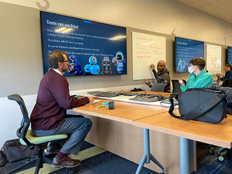 A picture of an instructor teaching students in a FOCUS classroom