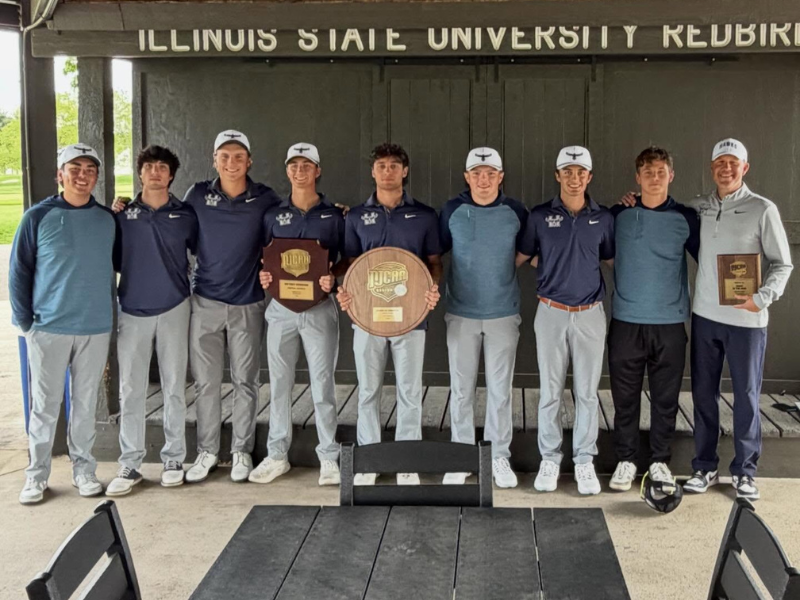 Heartland golf players holding plaques